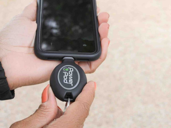 Портативное зарядное устройство для iPhone / Android умещается в ладони