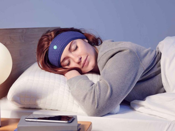 Быстро засыпайте с удобной повязкой на голову, на которой воспроизводятся сказки или медитации.