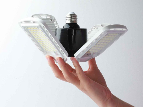 4-х панельная светодиодная "лампочка" делает комнату ярче, создавая ощущение дневного света.