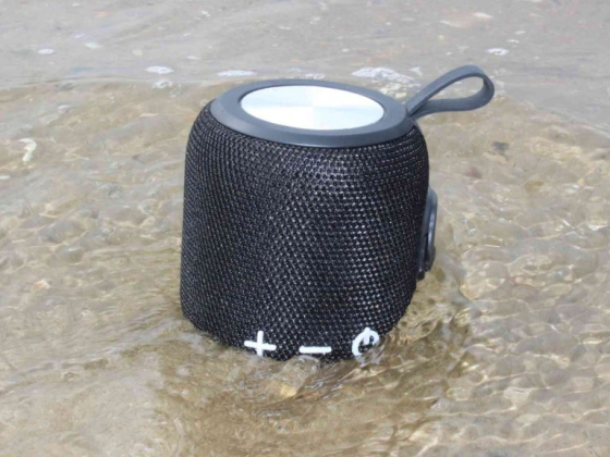 Outstyle Speaker похож на водонепроницаемую стереосистему, которая подключается к вашему телефону.